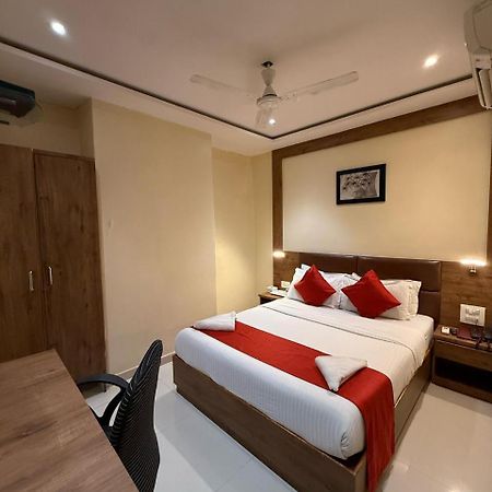 מומביי Palm Breeze Hotel - Colaba מראה חיצוני תמונה