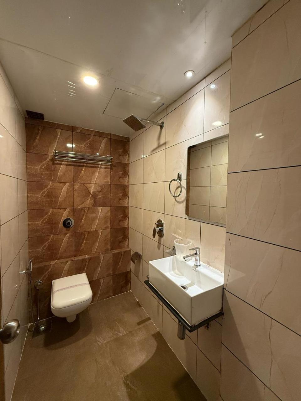 מומביי Palm Breeze Hotel - Colaba מראה חיצוני תמונה