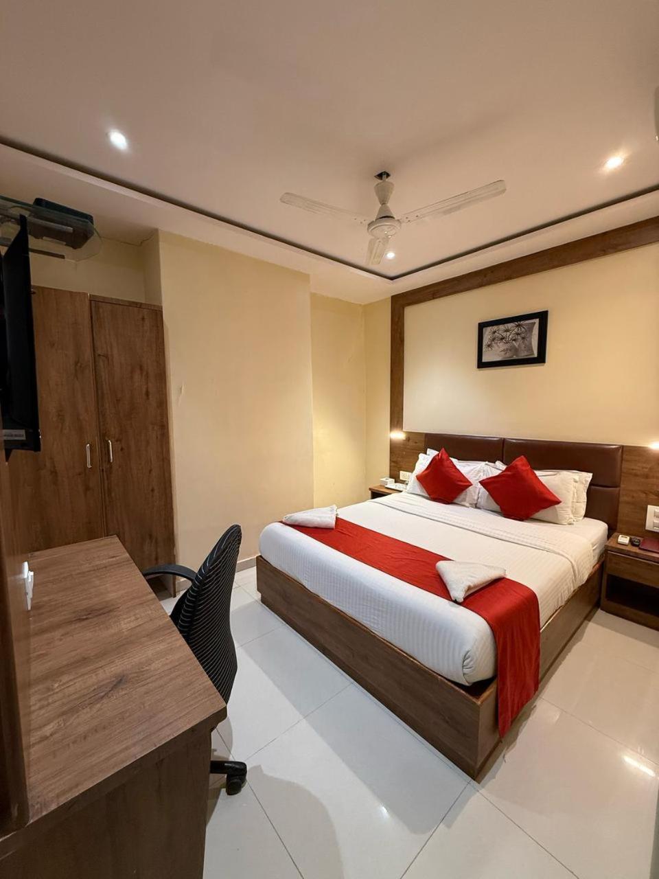 מומביי Palm Breeze Hotel - Colaba מראה חיצוני תמונה