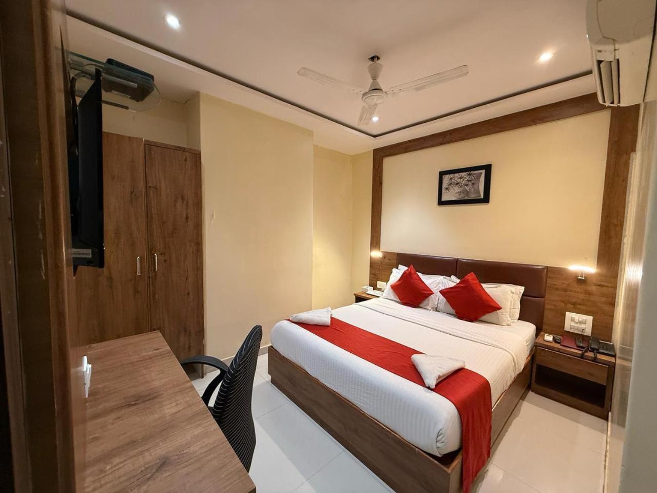מומביי Palm Breeze Hotel - Colaba מראה חיצוני תמונה